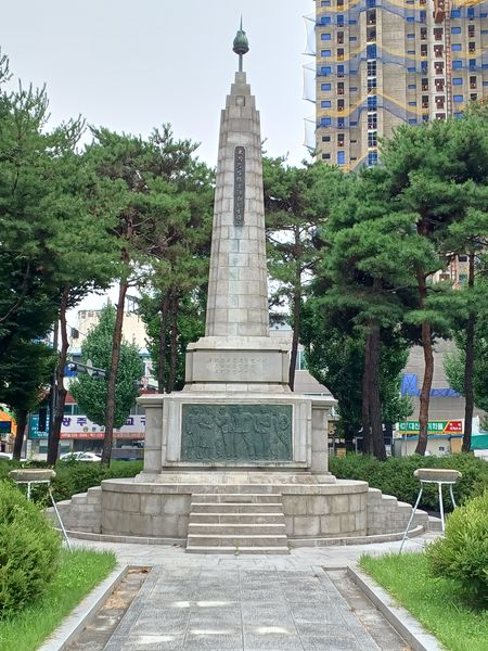 파일:학생운동탑1.jpg