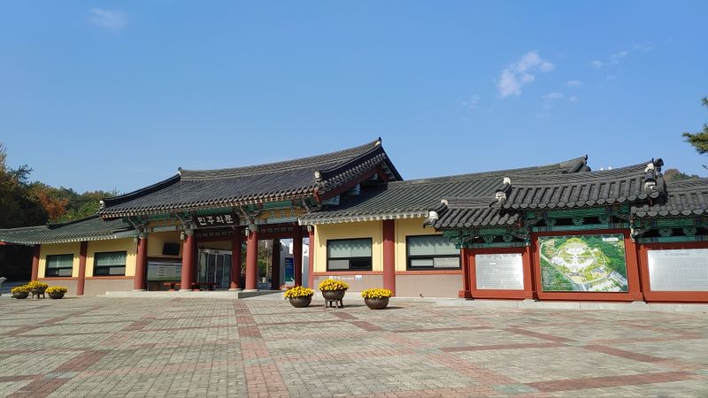 파일:5.18민주묘지 입구.jpg