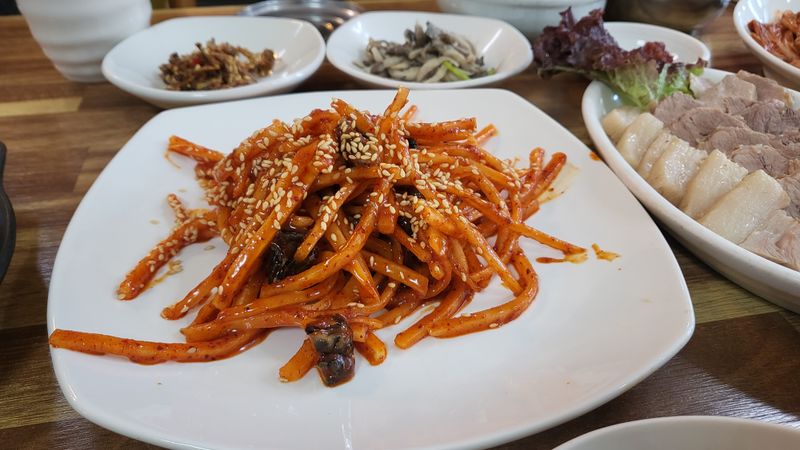 파일:산수쌈밥-우렁이회무침.jpg